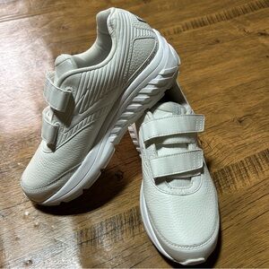 Brooks Addiction Walker V-Strap 2 white 7.5M(B)